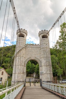 Fransa. Bıldırcın köprüsü. Charles Albert Köprüsü, genellikle Pont de la Caille olarak adlandırılır, geleneksel çelik kablolu asma köprüsü.