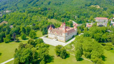 Graz, Avusturya. Eggenberg Sarayı (Schloss Eggenberg) - Styria 'nın en büyük aristokratik konutu Dünya Mirası olarak listelenmiştir. İnşaat 1646 'da tamamlandı, Aerial View  