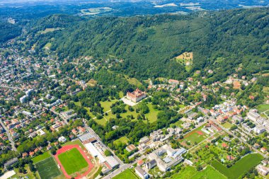 Graz, Avusturya. Şehrin Panorama 'sı. Şehrin ve çevresinin havadan görünüşü