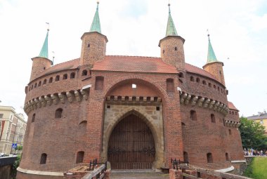 Krakow, Polonya. Barbican - 15. yüzyılın sonu kapısı, şehir duvarlarının eski bölümü