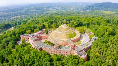 Krakow, Polonya. Barrow Kosciuszko (Krakow). Tarihi anıt. Höyüğün inşası 1823 'te tamamlandı, Aerial View  