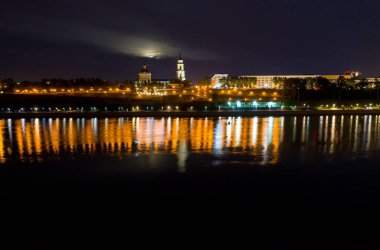 Perma, Rusya. Perm şehrindeki Kama Nehri 'nin gece seti. Hava görünümü