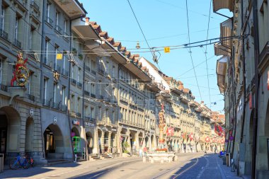 Bern, İsviçre - 14 Temmuz 2019: Schutzenbrunnen çeşmesi üzerinde bir ok heykeli ve silahlı bir ayı vardı. Çeşme 1545-1546 yılları arasında inşa edildi. Yazar Hans Ging