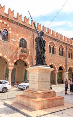 Verona, İtalya - 15 Temmuz 2019: İtalya Vatanseverleri anıtı olan Statua Civilta Italica, 1920 yılında Piazza Erbe 'nin yanına dikildi. Anıtın yazarı Verona heykeltraşı Egidio Girelli.