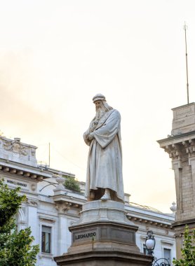 Milan, İtalya - 7 Temmuz 2019: Della Scala Meydanı 'nda Leonardo da Vinci Heykeli