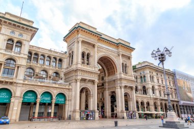 Milan, İtalya - 7 Temmuz 2019: Victor Emanuel 'in Katedral Meydanı' ndan girişi (Piazza del Duomo Meydanı)