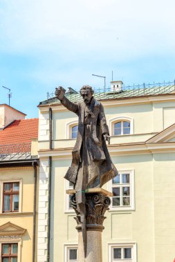 Krakow, Polonya - 21 Temmuz 2019: Krakow 'da Peter Skarga anıtı - Maria Magdalena Meydanı' nda bulunan bir Cizvit ilahiyatçısı ve vaiz Peter Skarga anıtı