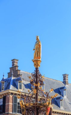 Hollanda, Lahey - 1 Temmuz 2019: Binnenhof. Fontein graaf willem II