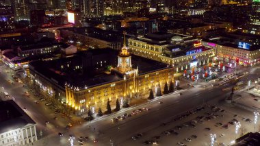 Yekaterinburg, Rusya - 23 Mart 2020: Şehir yönetimi (Belediye Binası). Saat kulesi. İlkbaharın başlarında gece şehri, Hava Manzarası