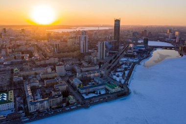 Yekaterinburg, Rusya - 23 Mart 2020: Günbatımında şehir merkezinin havadan görünüşü. Arka ışık. Şehir göleti ve gezinti güvertesi. Baharın başlarında