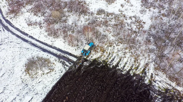 Tracteur Bleu Laboure Champ Couvert Neige Derrière Tracteur Trouve Terre — Photo