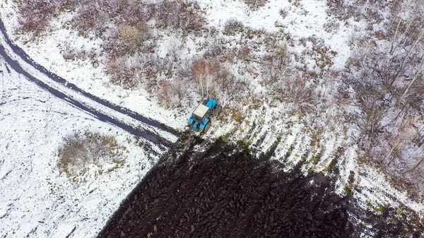 Ein Blauer Traktor Pflügt Ein Schneebedecktes Feld Hinter Dem Traktor — Stockfoto