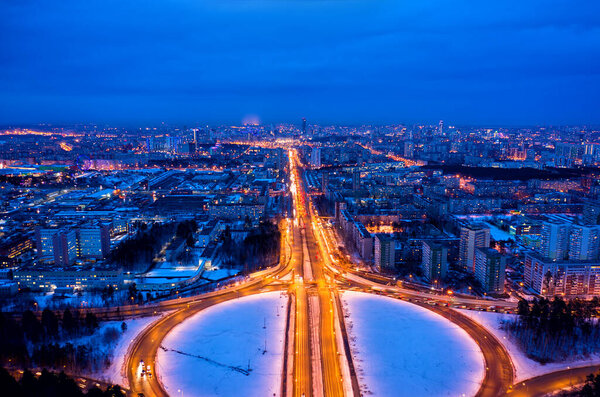 Екатеринбург, Россия. Круговая развязка с перекрестками, освещенными фонарями. Ночной вид на город