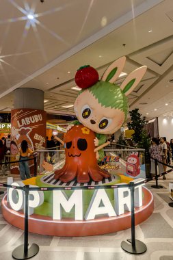 Bangkok 'taki yeni Dusit Central Park manzarası. Bir sürü turist ve yerli insan alışveriş ve bu lüks, açık alanda yemek yemek için geliyorlar. Bangkok-Tayland - 7 Eylül 2025.