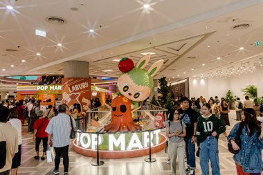 Bangkok 'taki yeni Dusit Central Park manzarası. Bir sürü turist ve yerli insan alışveriş ve bu lüks, açık alanda yemek yemek için geliyorlar. Bangkok-Tayland - 7 Eylül 2025.