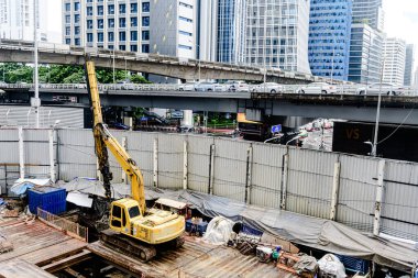 Bangkok 'taki yeni Dusit Central Park manzarası. Bir sürü turist ve yerli insan alışveriş ve bu lüks, açık alanda yemek yemek için geliyorlar. Bangkok-Tayland - 7 Eylül 2025.