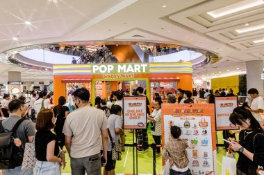 Bangkok 'taki yeni Dusit Central Park manzarası. Bir sürü turist ve yerli insan alışveriş ve bu lüks, açık alanda yemek yemek için geliyorlar. Bangkok-Tayland - 7 Eylül 2025.