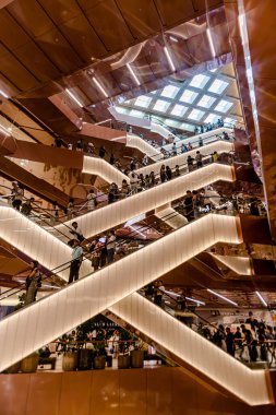 Bangkok 'taki yeni Dusit Central Park manzarası. Bir sürü turist ve yerli insan alışveriş ve bu lüks, açık alanda yemek yemek için geliyorlar. Bangkok-Tayland - 7 Eylül 2025.