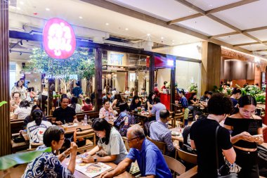 Bangkok 'taki yeni Dusit Central Park manzarası. Bir sürü turist ve yerli insan alışveriş ve bu lüks, açık alanda yemek yemek için geliyorlar. Bangkok-Tayland - 7 Eylül 2025.