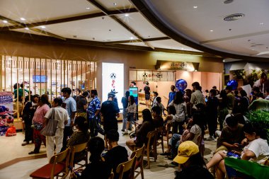 Bangkok 'taki yeni Dusit Central Park manzarası. Bir sürü turist ve yerli insan alışveriş ve bu lüks, açık alanda yemek yemek için geliyorlar. Bangkok-Tayland - 7 Eylül 2025.