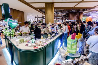 Bangkok 'taki yeni Dusit Central Park manzarası. Bir sürü turist ve yerli insan alışveriş ve bu lüks, açık alanda yemek yemek için geliyorlar. Bangkok-Tayland - 7 Eylül 2025.