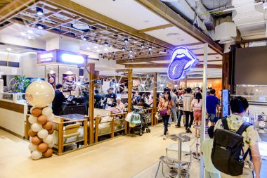 Bangkok 'taki yeni Dusit Central Park manzarası. Bir sürü turist ve yerli insan alışveriş ve bu lüks, açık alanda yemek yemek için geliyorlar. Bangkok-Tayland - 7 Eylül 2025.