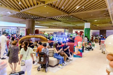 Bangkok 'taki yeni Dusit Central Park manzarası. Bir sürü turist ve yerli insan alışveriş ve bu lüks, açık alanda yemek yemek için geliyorlar. Bangkok-Tayland - 7 Eylül 2025.