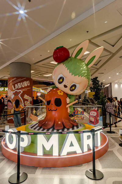 Вид на новый Центральный парк Дусит в Бангкоке. Много туристов и местных жителей приходят за покупками и едой в этой роскошной новой открытой достопримечательности. Бангкок-Таиланд - Сен 7, 2025.