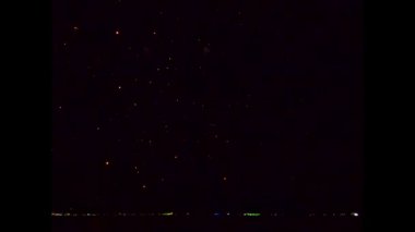 Özel günlerde havai fişek kutlama videosu, gece gökyüzünde bokeh ışıkları. İzole edilmiş siyah arkaplanda parlayan havai fişek gösterisi.