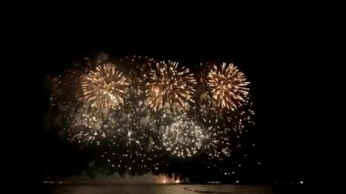 Özel günlerde havai fişek kutlama videosu, gece gökyüzünde bokeh ışıkları. İzole edilmiş siyah arkaplanda parlayan havai fişek gösterisi.