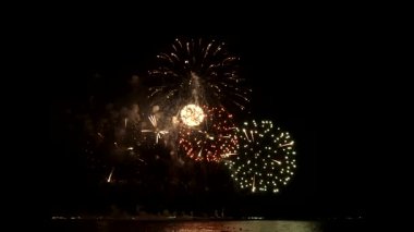 Özel günlerde havai fişek kutlama videosu, gece gökyüzünde bokeh ışıkları. İzole edilmiş siyah arkaplanda parlayan havai fişek gösterisi.