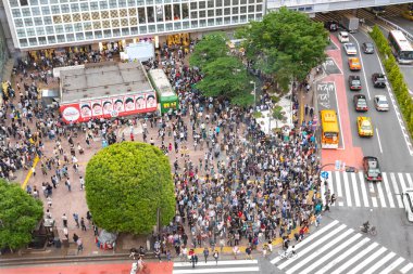 Shibuya, Tokyo, Japonya - 30 Nisan 2028: Yayalar yaya geçidi Shibuya, Tokyo, Japonya. bölgede. Shibuya Crossing dünyanın en yoğun crosswalks biridir.