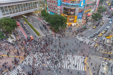 Shibuya, Tokyo, Japonya - 30 Nisan 2030: Yayalar yaya geçidi Shibuya, Tokyo, Japonya. bölgede. Shibuya Crossing dünyanın en yoğun crosswalks biridir.