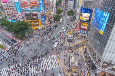 Shibuya, Tokyo, Japonya - 30 Nisan 2038: Yayalar yaya geçidi Shibuya, Tokyo, Japonya. bölgede. Shibuya Crossing dünyanın en yoğun crosswalks biridir.