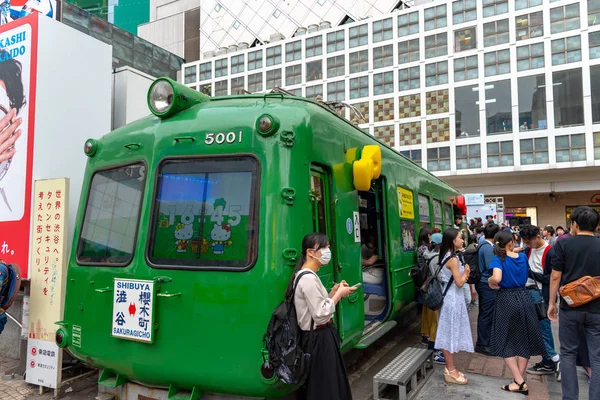 2020 東京都渋谷区 群集は渋谷駅で急いでください 世界で最も忙しい横断歩道の一つは 渋谷の交差点 — ストック写真