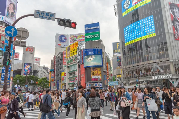 東京都渋谷区渋谷 2020 の歩行者横断歩道 世界で最も忙しい横断歩道の一つは 渋谷の交差点 — ストック写真