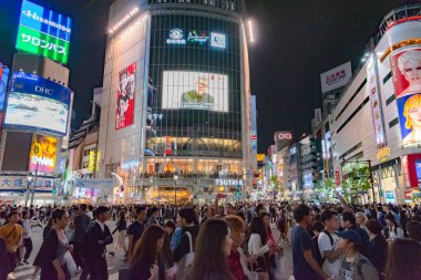 Shibuya, Tokyo, Japonya - 30 Nisan 2058: Yayalar yaya geçidi Shibuya, Tokyo, Japonya. bölgede. Shibuya Crossing dünyanın en yoğun crosswalks biridir.
