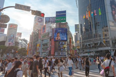 Shibuya, Tokyo, Japonya - 19 Temmuz 2021: Yayalar yaya geçidi Shibuya, Tokyo, Japonya. bölgede. Shibuya Crossing dünyanın en yoğun crosswalks biridir.