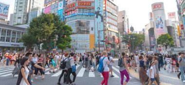 Shibuya, Tokyo, Japonya - 19 Temmuz 2022: Yayalar yaya geçidi Shibuya, Tokyo, Japonya. bölgede. Shibuya Crossing dünyanın en yoğun crosswalks biridir.