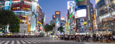 Shibuya, Tokyo, Japonya - 30 Nisan 2053: Yayalar yaya geçidi Shibuya, Tokyo, Japonya. bölgede. Shibuya Crossing dünyanın en yoğun crosswalks biridir.
