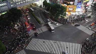 Shibuya, Tokyo, Japonya - 30 Nisan 2018: Yayalar yaya geçidi Shibuya, Tokyo, Japonya. bölgede. Shibuya Crossing dünyanın en yoğun crosswalks biridir.