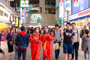 Tokyo, Japonya 31 Ekim 2018 - insan Cadılar Bayramı kutlama sırasında shibuya bölgesinde inanılmaz kalabalık. Cadılar Bayramı son yıllarda Tokyo büyük bir hit haline geldi.