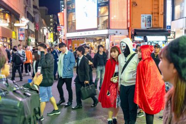 Tokyo, Japonya 31 Ekim 2018 - insan Cadılar Bayramı kutlama sırasında shibuya bölgesinde inanılmaz kalabalık. Cadılar Bayramı son yıllarda Tokyo büyük bir hit haline geldi.