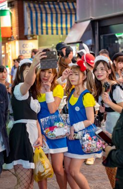 Tokyo, Japonya 31 Ekim 2018 - insan Cadılar Bayramı kutlama sırasında shibuya bölgesinde inanılmaz kalabalık. Cadılar Bayramı son yıllarda Tokyo büyük bir hit haline geldi.