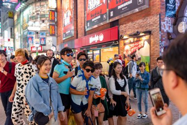 Tokyo, Japonya 31 Ekim 2018 - insan Cadılar Bayramı kutlama sırasında shibuya bölgesinde inanılmaz kalabalık. Cadılar Bayramı son yıllarda Tokyo büyük bir hit haline geldi.