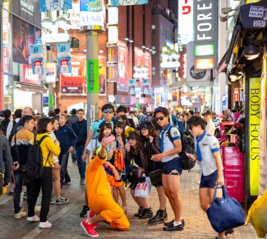 Tokyo, Japonya 31 Ekim 2018 - insan Cadılar Bayramı kutlama sırasında shibuya bölgesinde inanılmaz kalabalık. Cadılar Bayramı son yıllarda Tokyo büyük bir hit haline geldi.