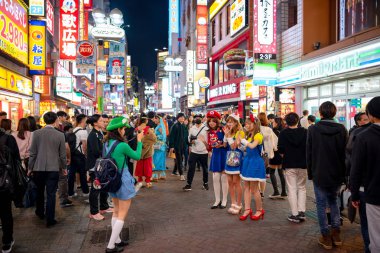 Tokyo, Japonya 31 Ekim 2018 - insan Cadılar Bayramı kutlama sırasında shibuya bölgesinde inanılmaz kalabalık. Cadılar Bayramı son yıllarda Tokyo büyük bir hit haline geldi.