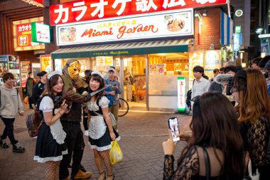 Tokyo, Japonya 31 Ekim 2018 - insan Cadılar Bayramı kutlama sırasında shibuya bölgesinde inanılmaz kalabalık. Cadılar Bayramı son yıllarda Tokyo büyük bir hit haline geldi.