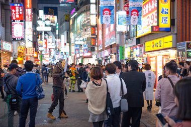 Tokyo, Japonya 31 Ekim 2018 - insan Cadılar Bayramı kutlama sırasında shibuya bölgesinde inanılmaz kalabalık. Cadılar Bayramı son yıllarda Tokyo büyük bir hit haline geldi.