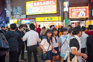 Tokyo, Japonya 31 Ekim 2018 - insan Cadılar Bayramı kutlama sırasında shibuya bölgesinde inanılmaz kalabalık. Cadılar Bayramı son yıllarda Tokyo büyük bir hit haline geldi.